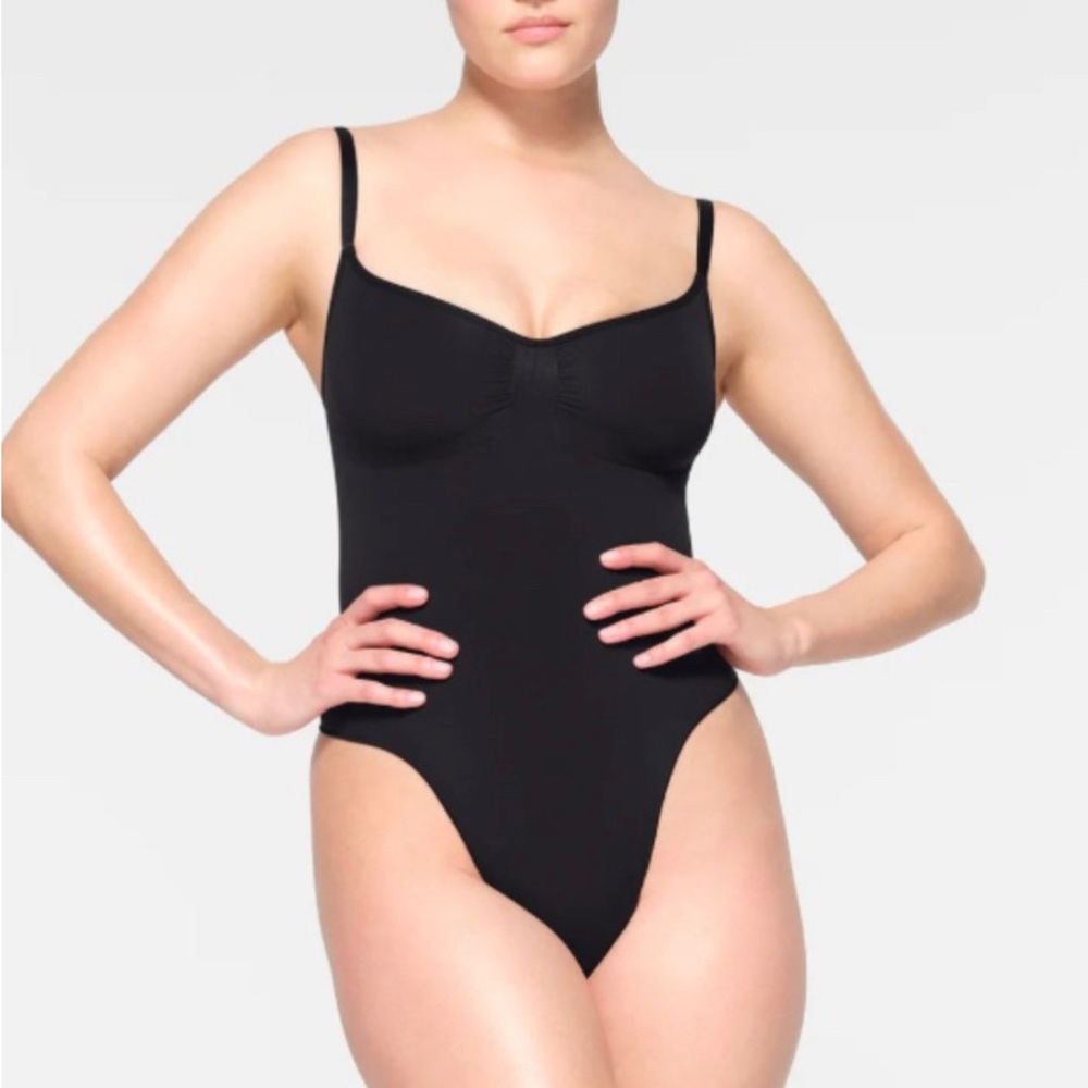 SKIMS Sculpting Bodysuit Thong S/M NWOT